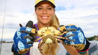 Inshore Fishing & Crabbing in the RAIN! This STONE CRAB is having Babies!